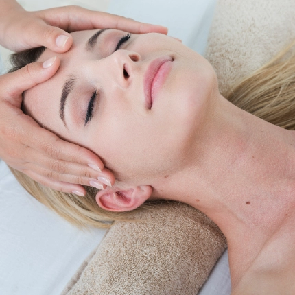 Masajul facial si Yoga Face pentru tenul matur